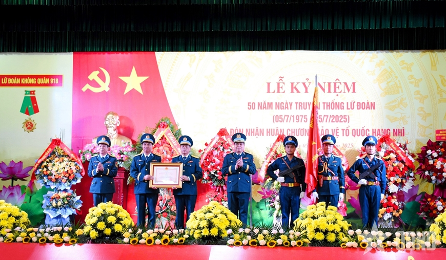 Air Force Brigade 918 receives Second-class Fatherland Protection Order